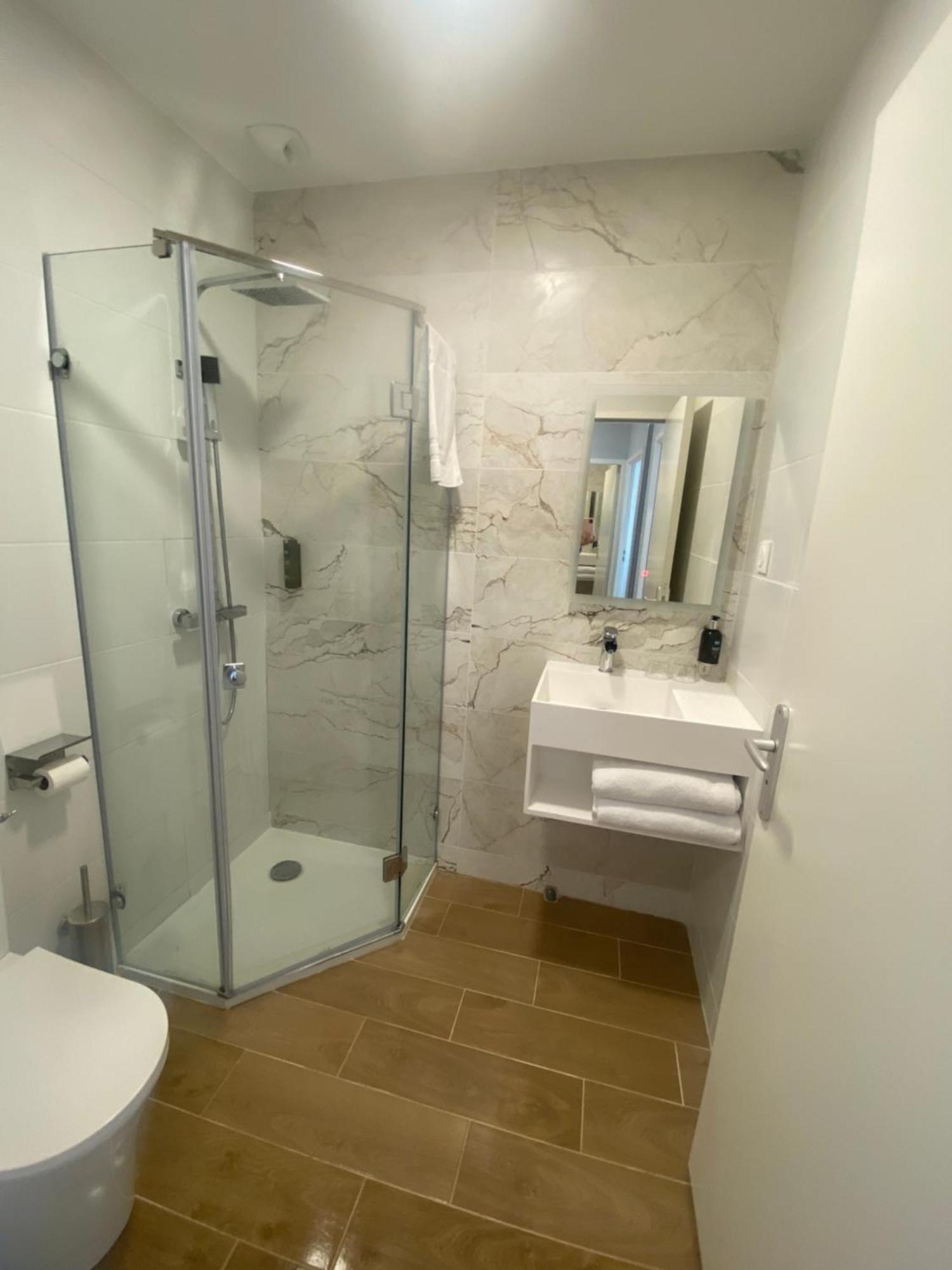 Logis Hotel De La Tour Libourne Luaran gambar